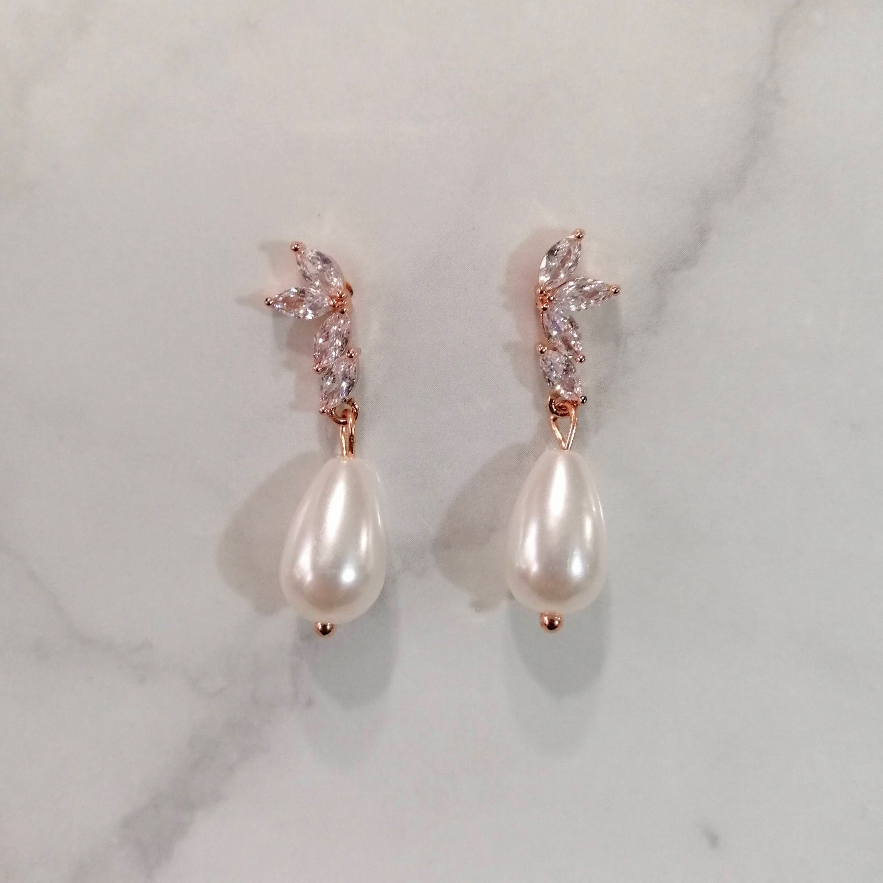 AR860 ARETES ROSAS MARQ LADO PERLA GOTA