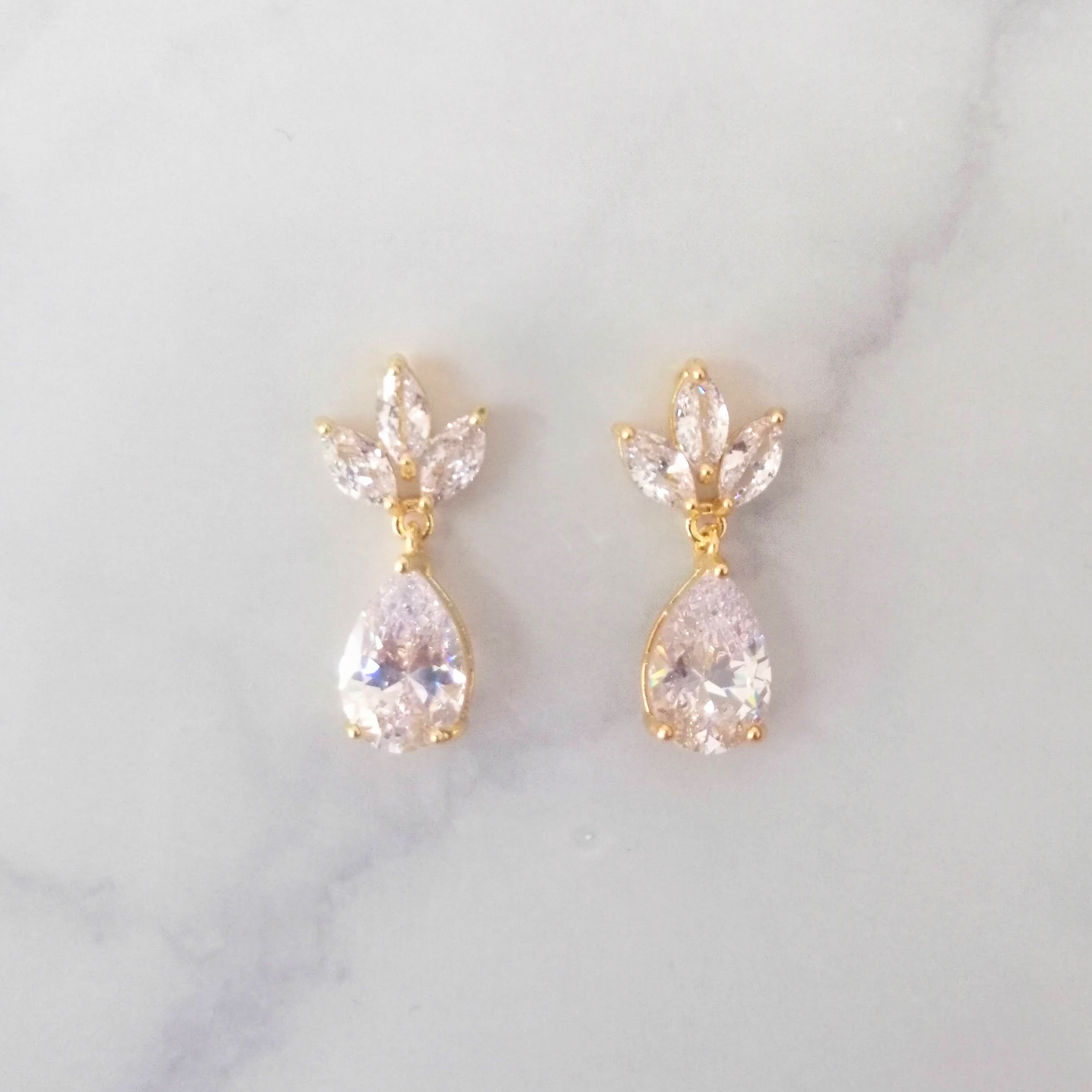 AD901 ARETES DORADOS MINI 3 HOJAS Y GOTA