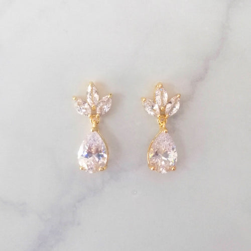 AD901 ARETES DORADOS MINI 3 HOJAS Y GOTA