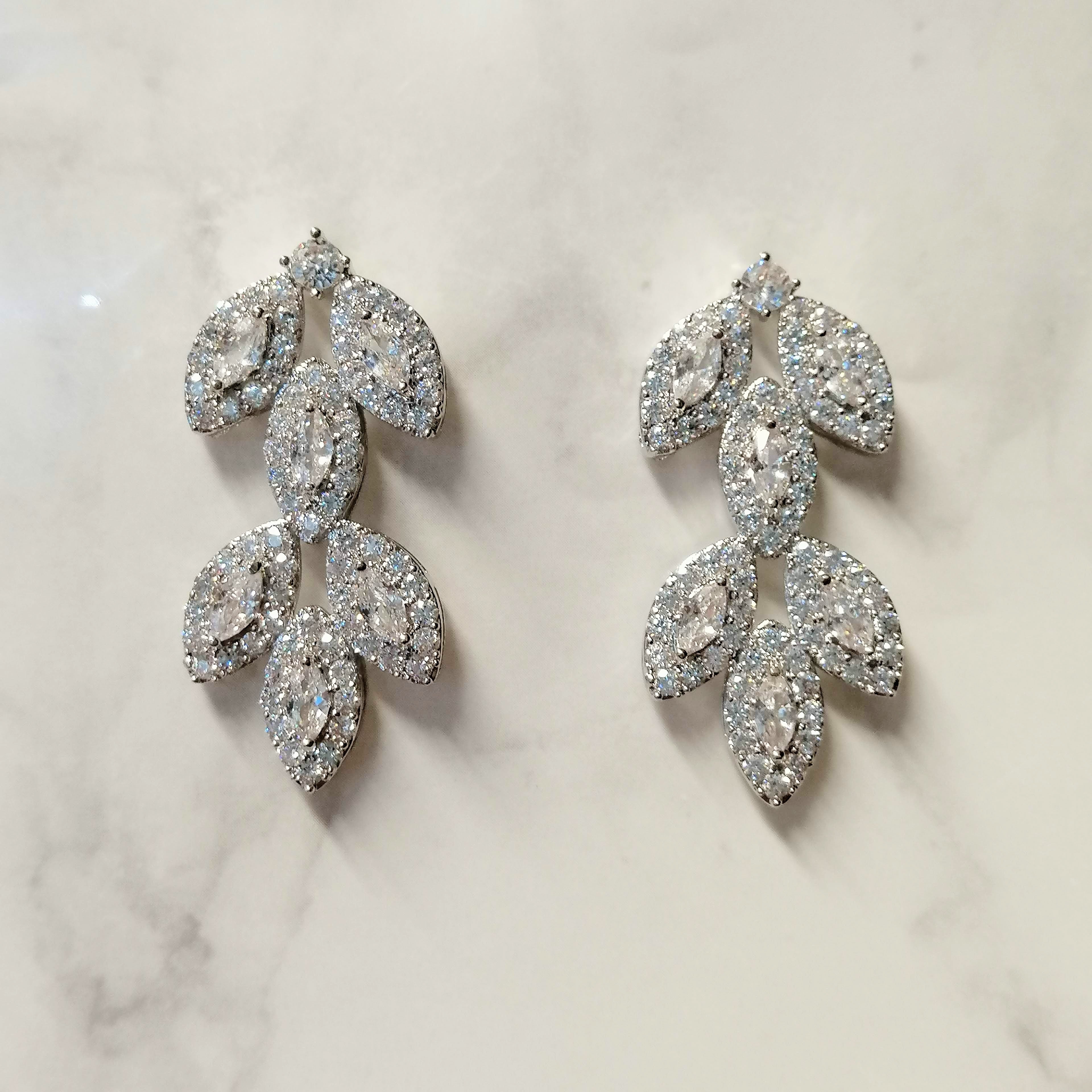 AP702 ARETES PLATA 6 HOJAS HACIA ABAJO