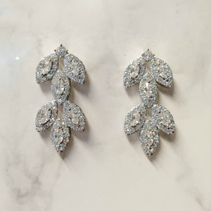 AP702 ARETES PLATA 6 HOJAS HACIA ABAJO