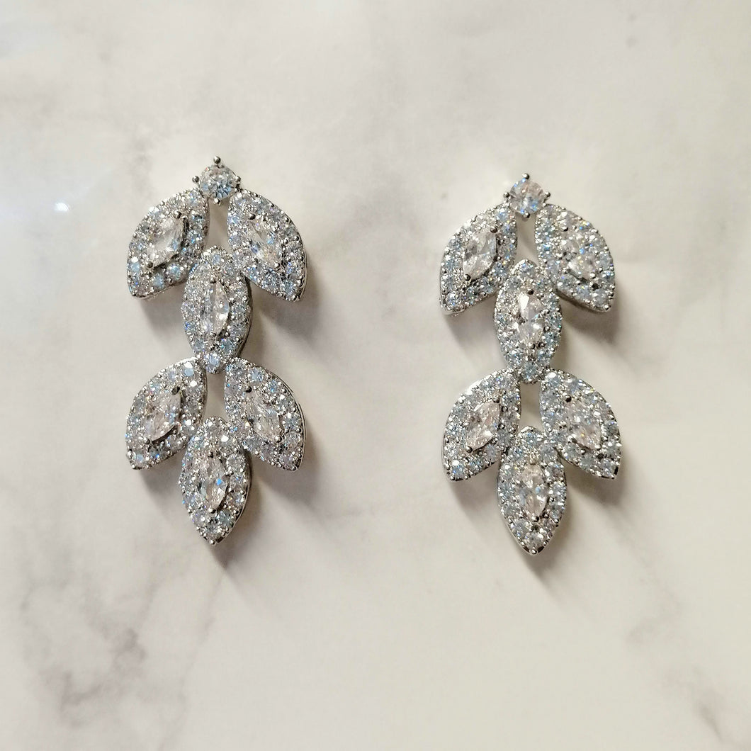 AP702 ARETES PLATA 6 HOJAS HACIA ABAJO