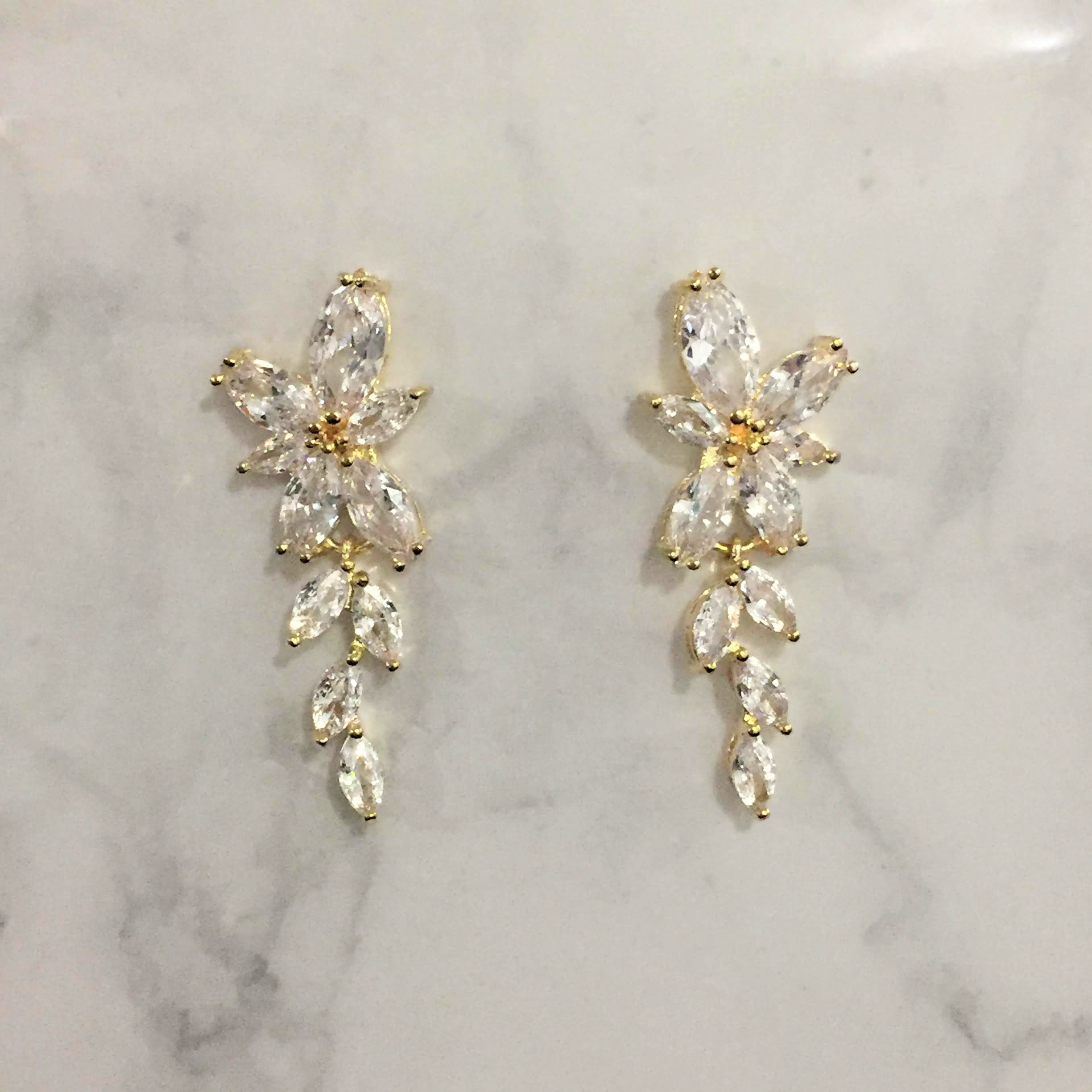 AD557 ARETES DORADOS MARQ MARIPOSA