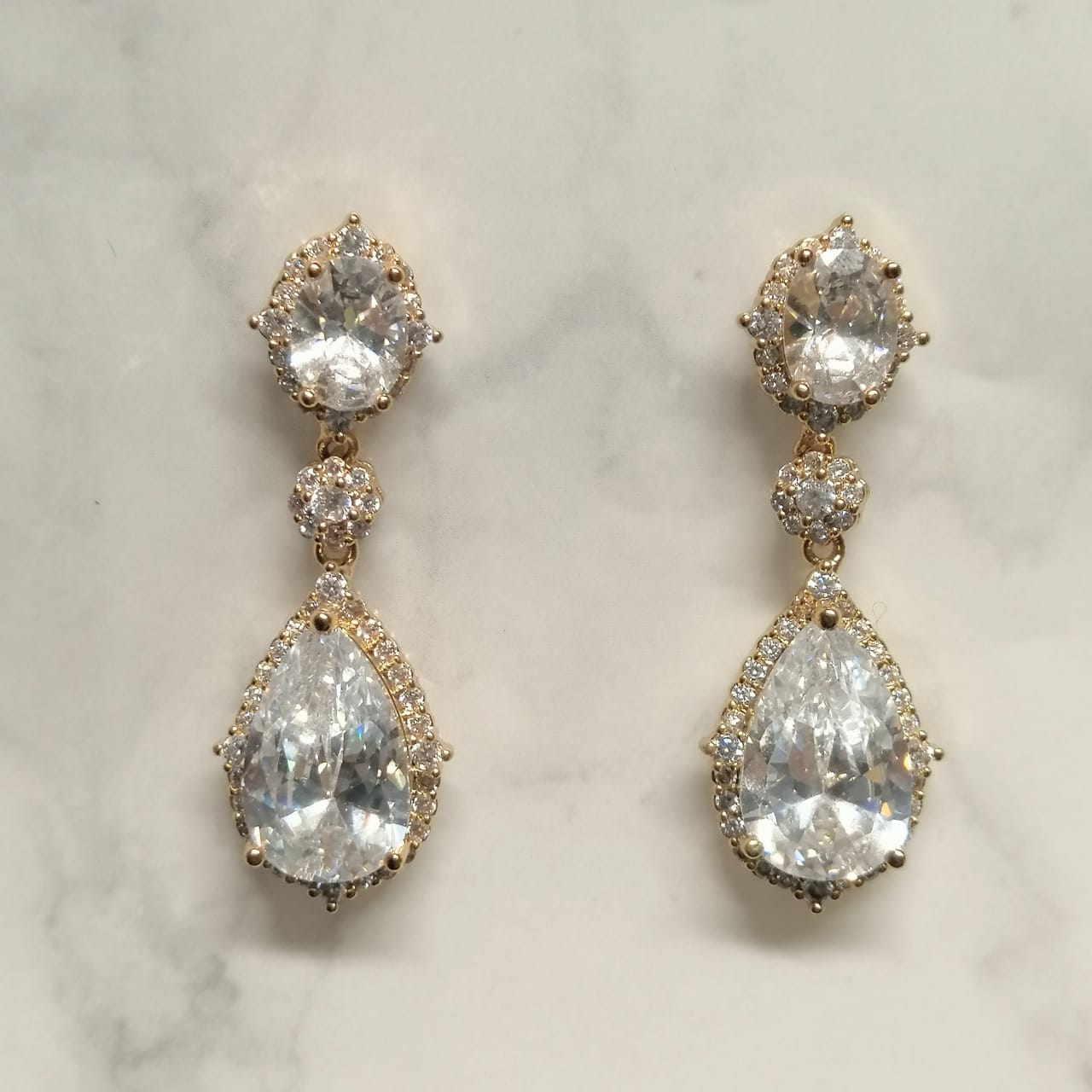 AD428 ARETES DORADOS OVALO-GOTA