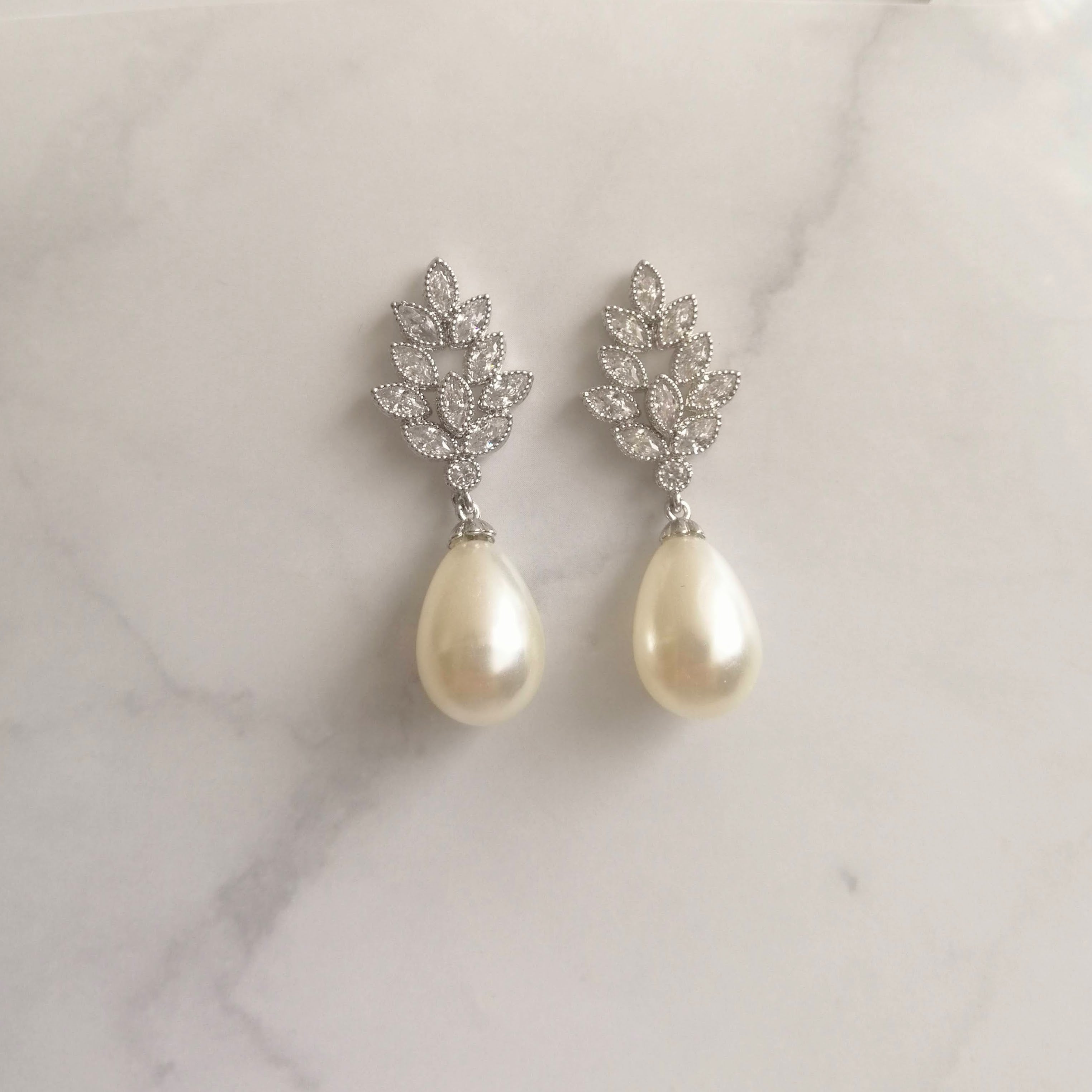 AP749 Aretes Plateados Stud con Perla