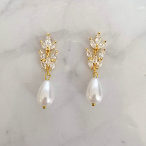 AD830 ARETES DORADOS HOJITAS Y PERLA
