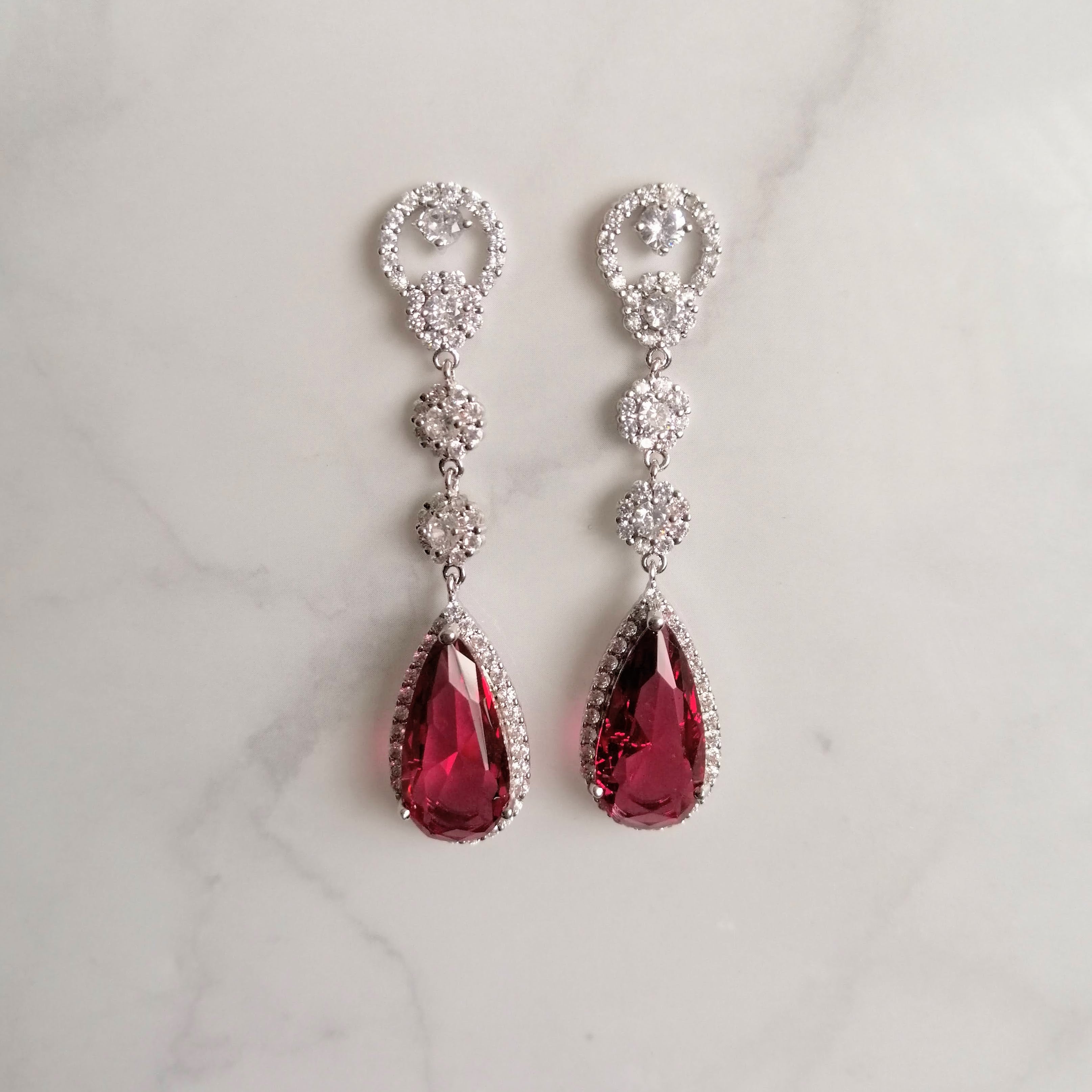 AP773 Aretes Plateados con Gota Roja