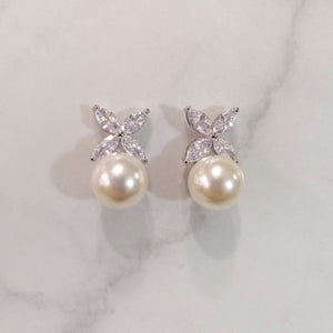 AP851 ARETES PLATEADOS PERLA CON X