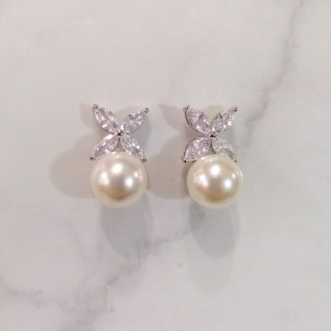 AP851 ARETES PLATEADOS PERLA CON X