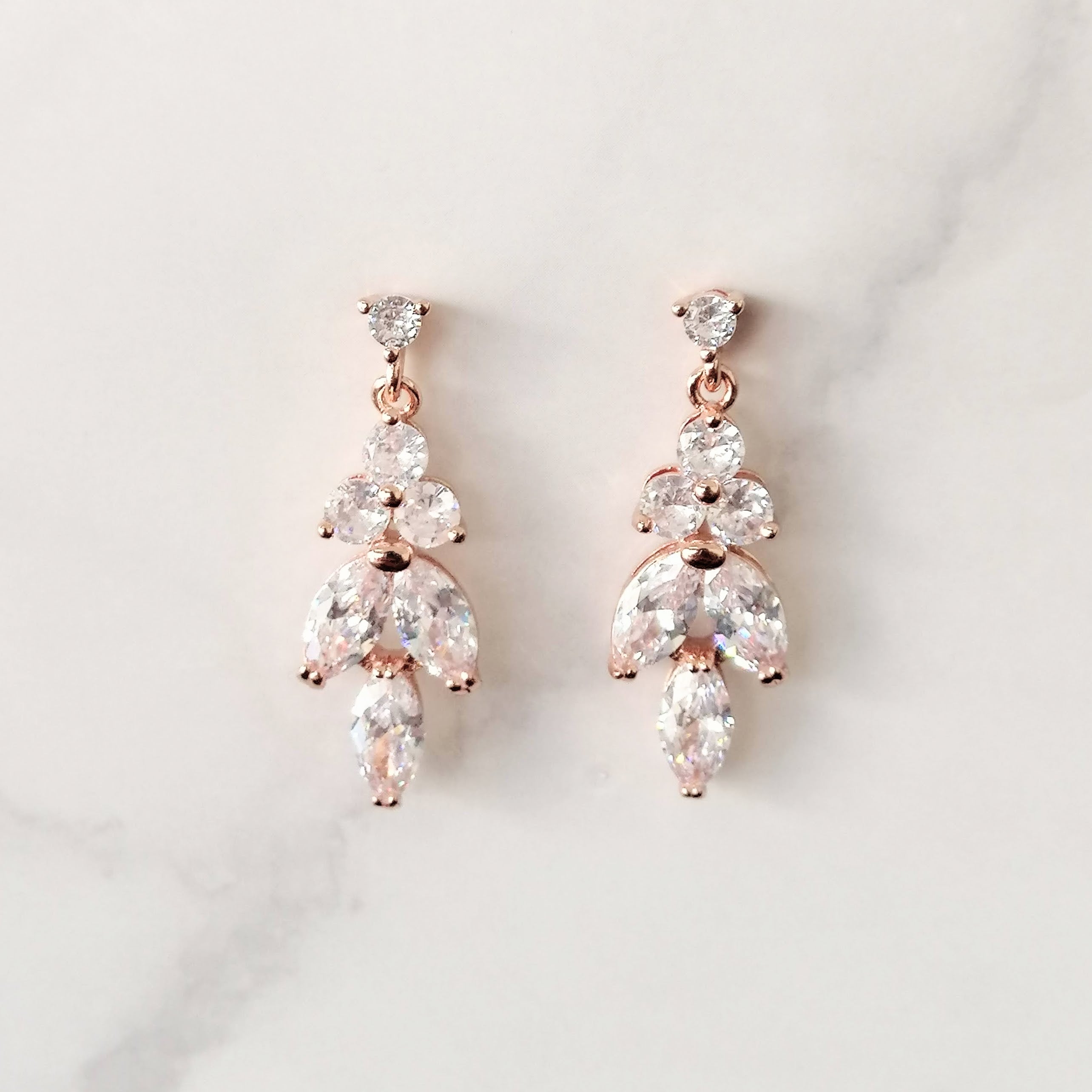 AR909 ARETES ROSAS HOJITAS PINO