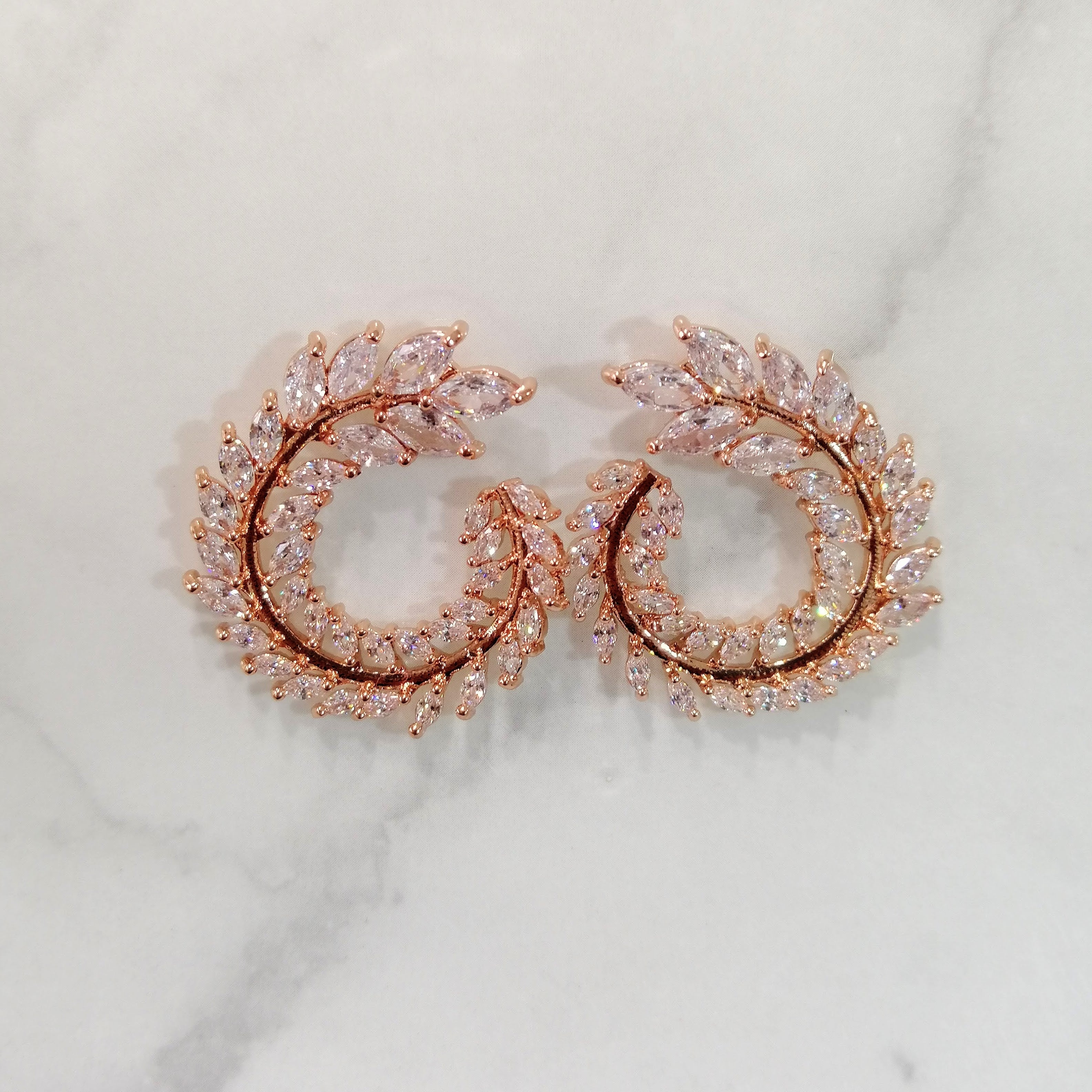 AR868 ARETES ROSAS MARQ SEMICIRC