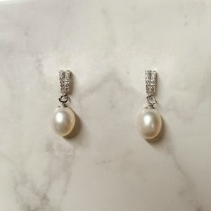 AP775 ARETES PLATEADOS MINI CON PERLA
