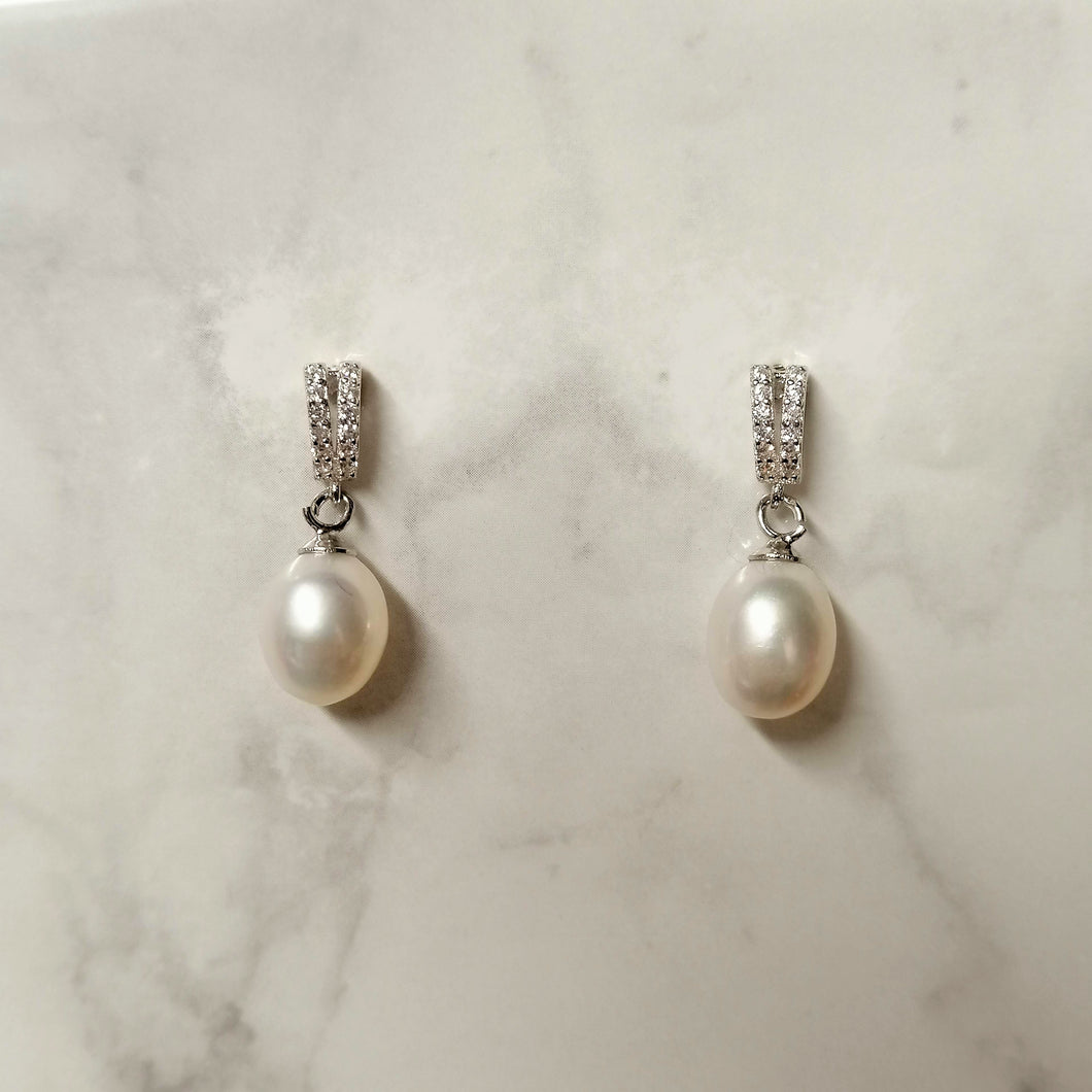 AP775 ARETES PLATEADOS MINI CON PERLA