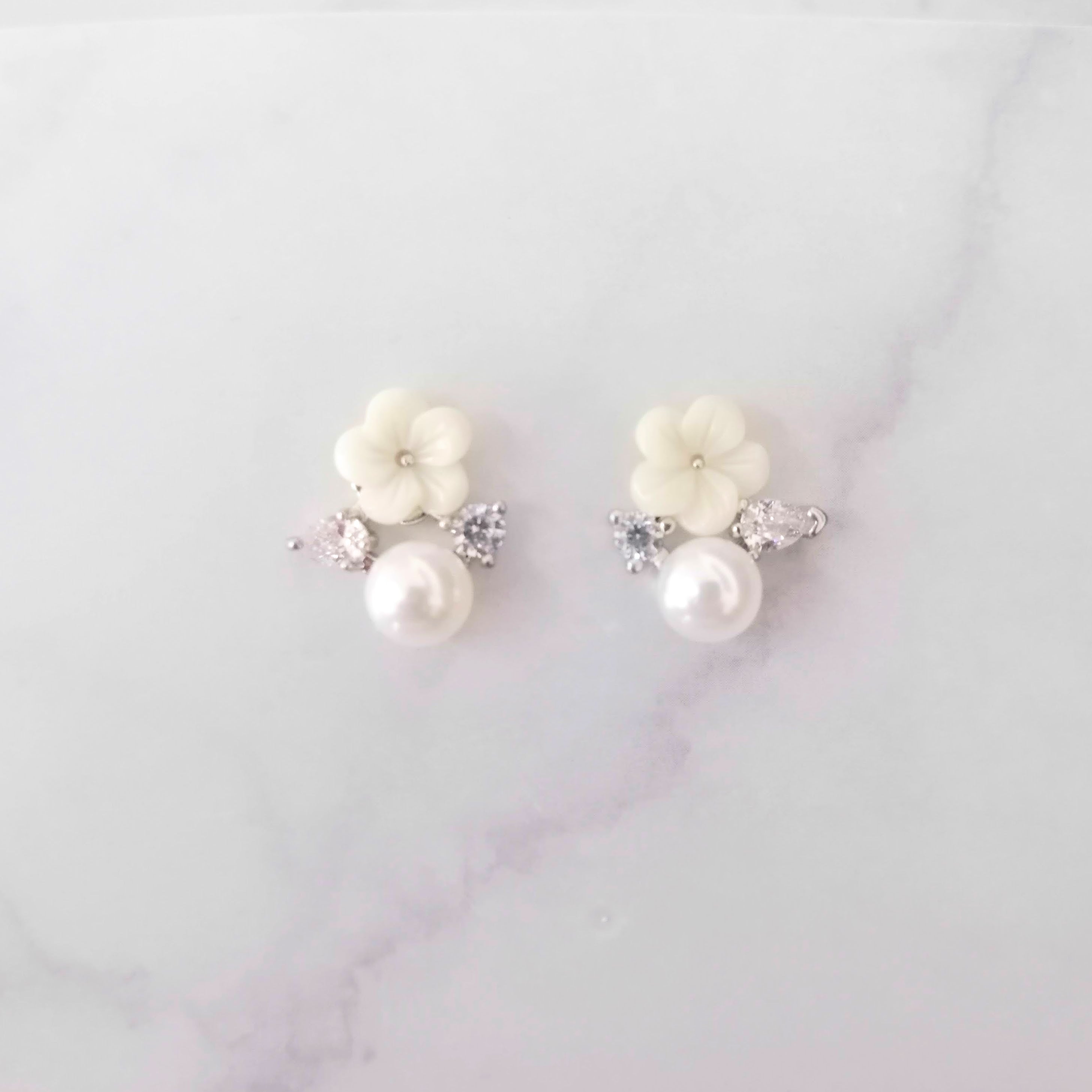 AP895 ARETES PLATEADOS MINI CON FLOR Y PER