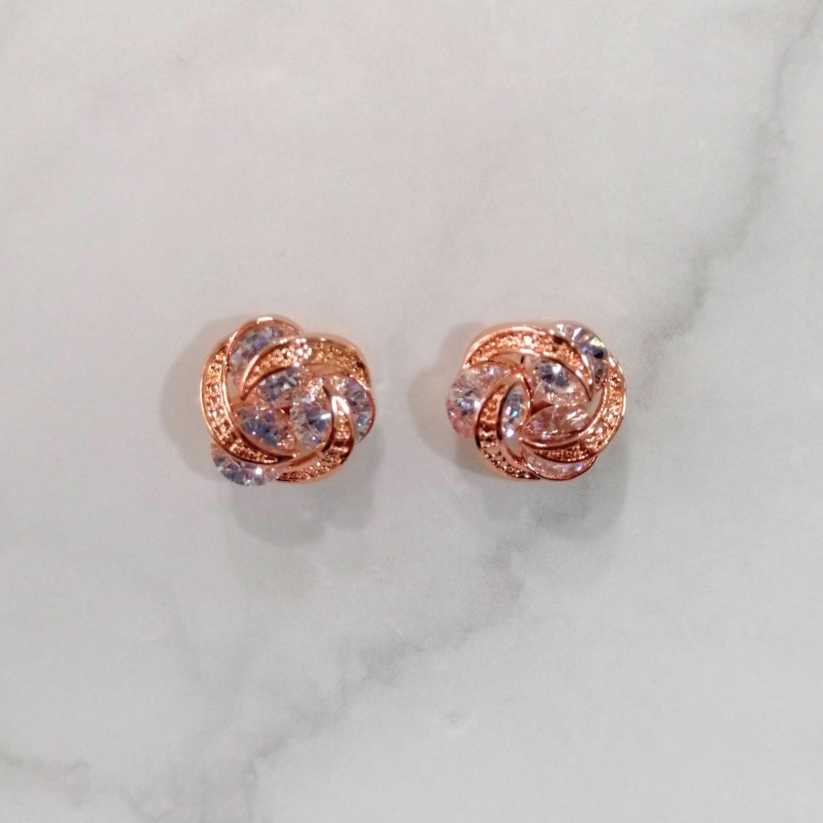 AR844 ARETES ROSAS NUDO STUD